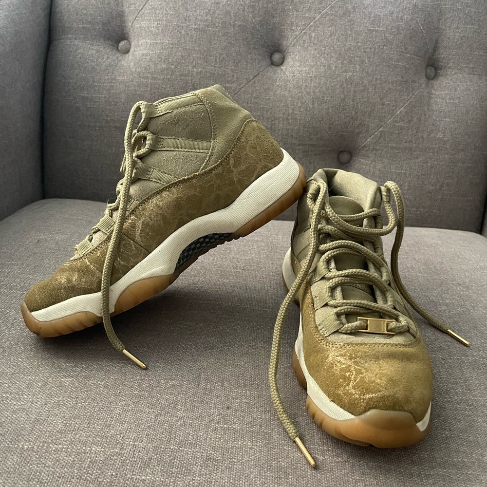 JORDAN 11 RETRO OLIVE GREEN AND GOLD size 8